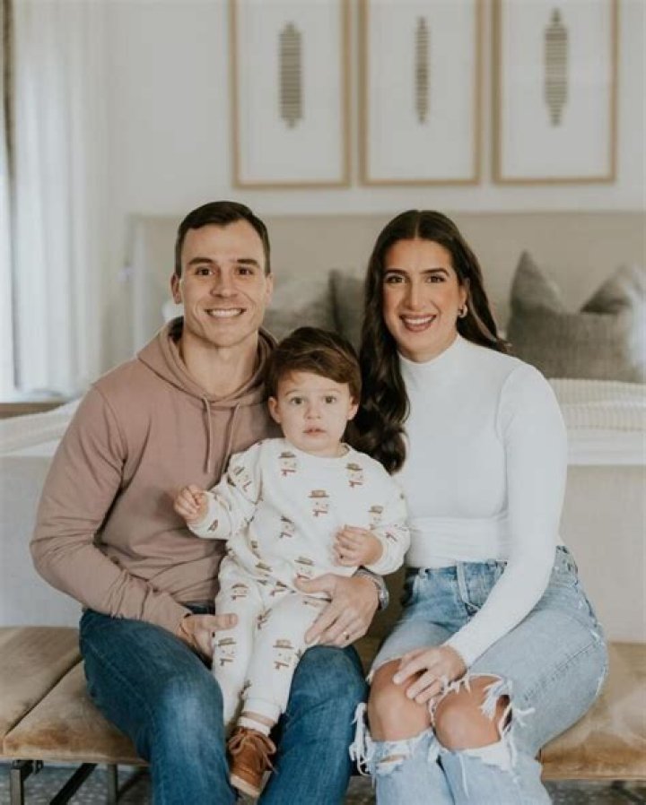 Erin Cahill Bio, Wiki, Age, Height, Husband, Family, Movies and Net Worth